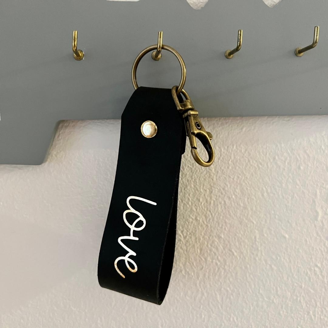 christlicher Schlüsselanhänger aus schwarzem Leder mit Goldschrift "love"
