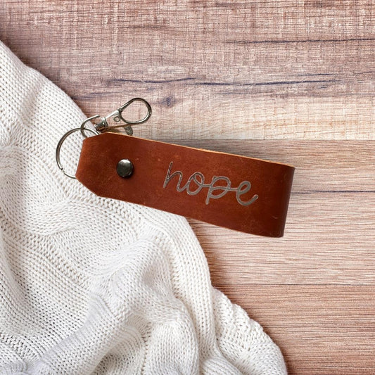 christlicher Schlüsselanhänger aus braunem Leder mit Silberschrift "hope"