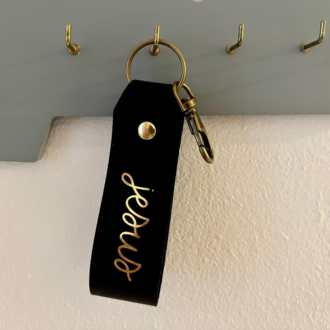 christlicher Schlüsselanhänger aus schwarzen Leder mit Goldschrift "jesus"