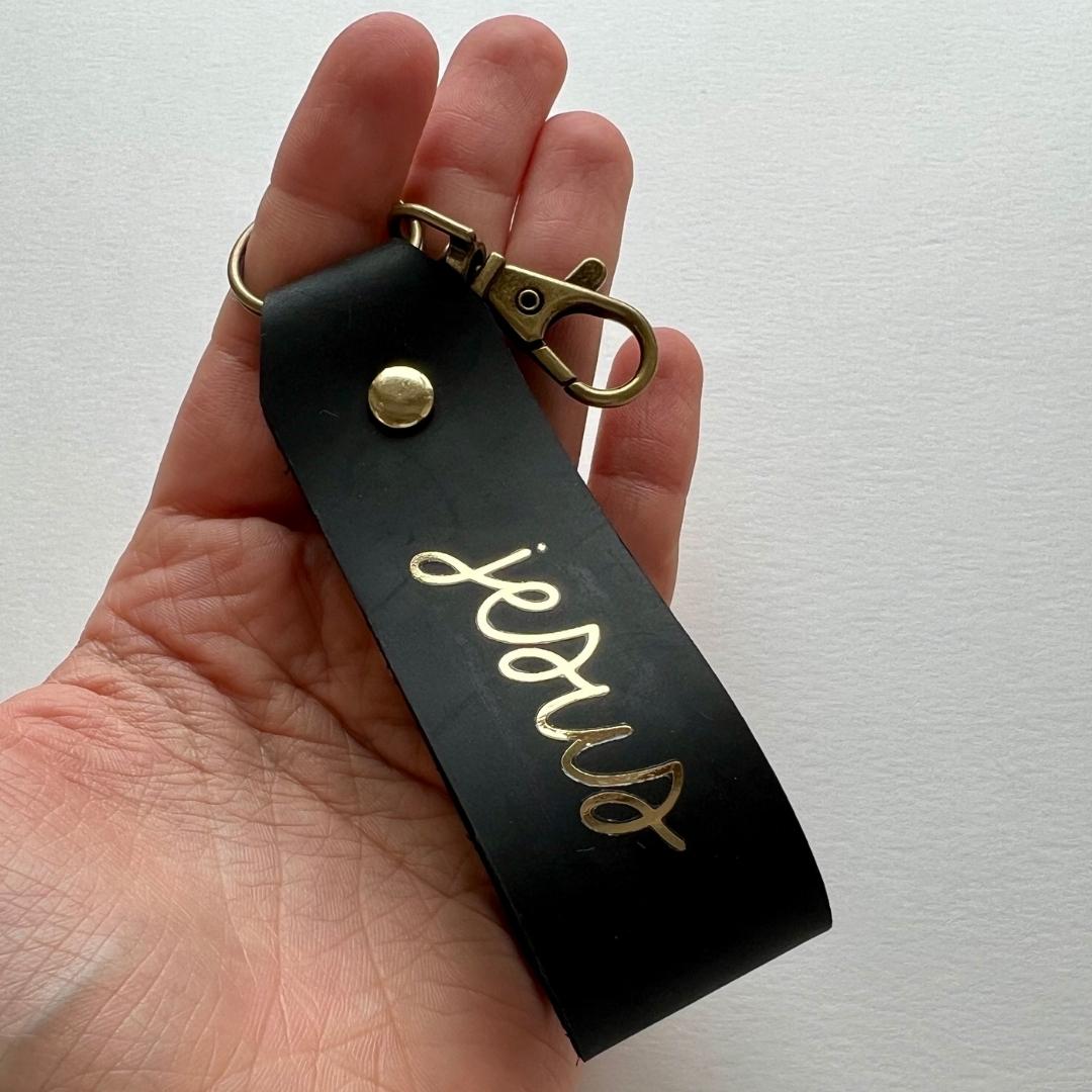 christlicher Schlüsselanhänger aus schwarzen Leder mit Goldschrift "jesus"