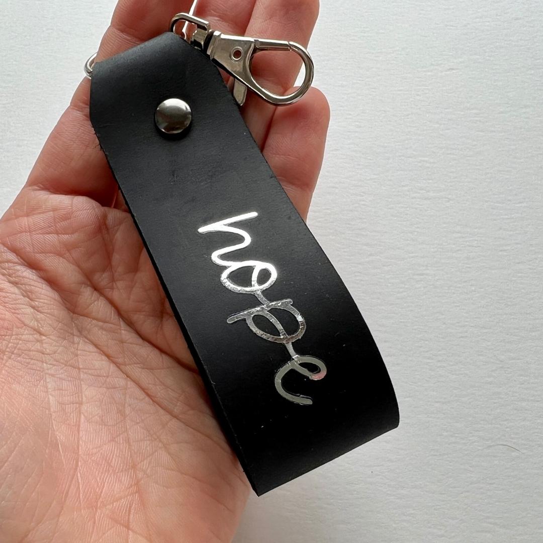 christlicher Schlüsselanhänger aus schwarzem Leder mit Silberschrift "hope"