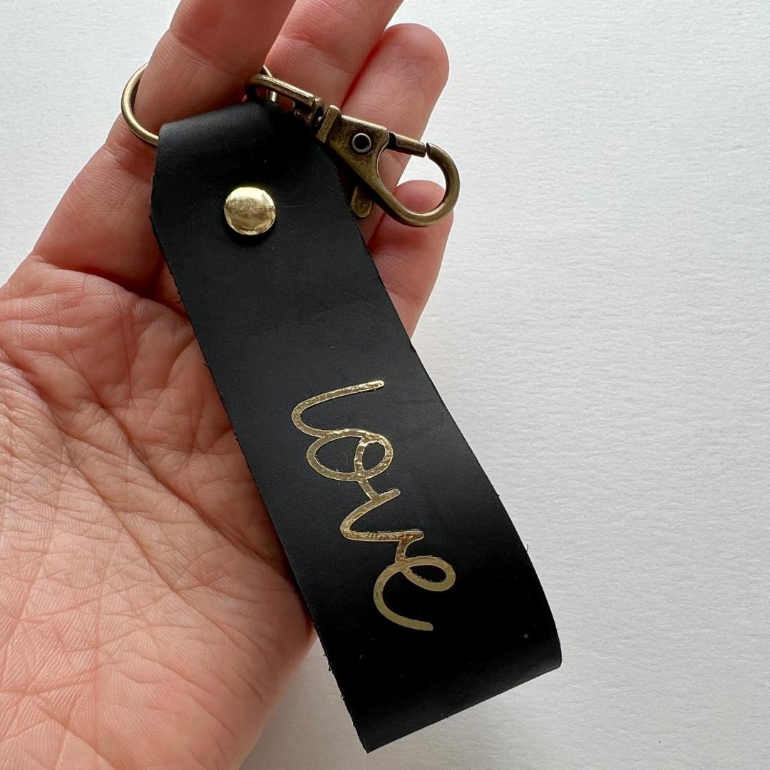 christlicher Schlüsselanhänger aus schwarzem Leder mit Goldschrift "love"