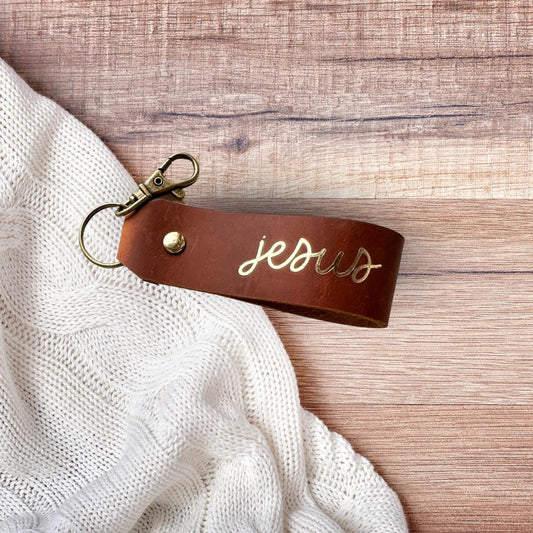 christlicher Schlüsselanhänger aus braunem Leder mit der Goldschrift "jesus"