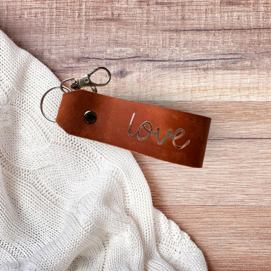 christlicher Schlüsselanhänger aus braunem Leder mit Silberschrift "love"