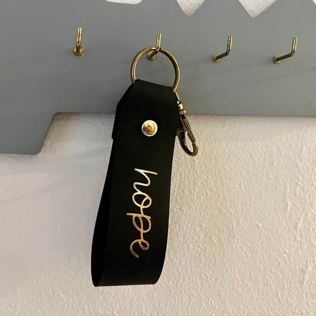 christlicher Schlüsselanhänger aus schwarzem Leder mit Goldschrift "hope"