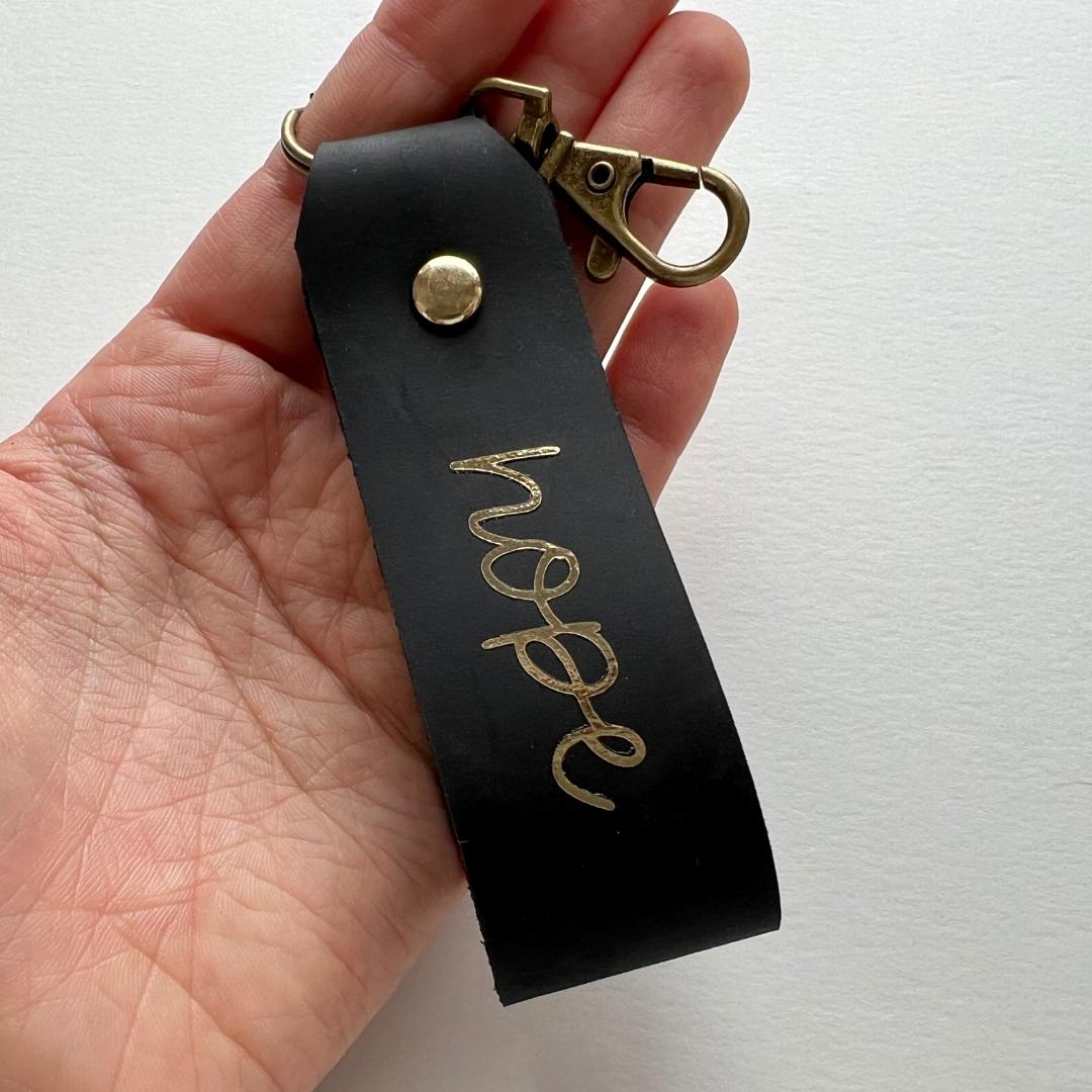 christlicher Schlüsselanhänger aus schwarzem Leder mit Goldschrift "hope"