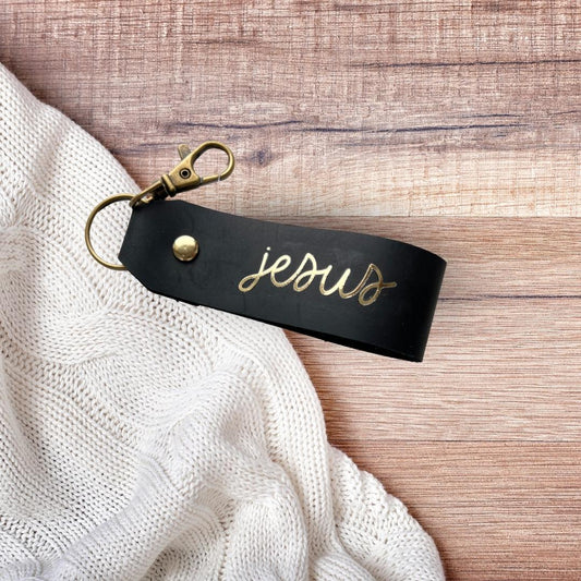 christlicher Schlüsselanhänger aus schwarzen Leder mit Goldschrift "jesus"