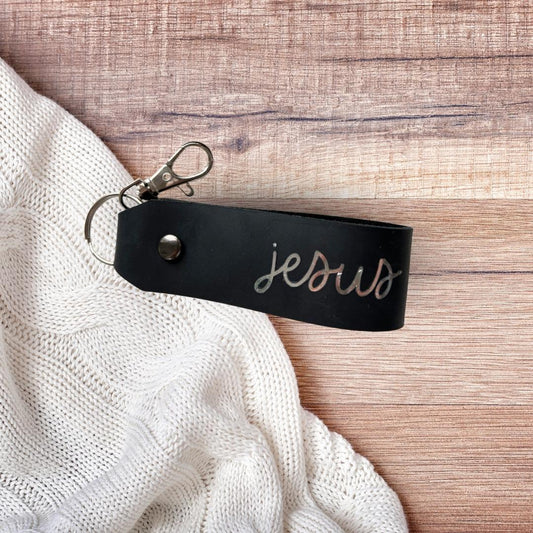 christlicher Schlüsselanhänger aus schwarzem Leder mit Silberschrift "jesus"