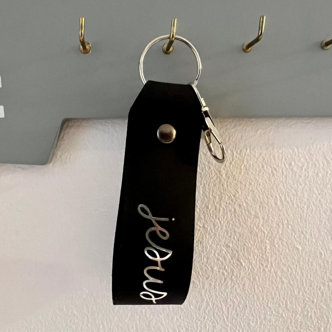 christlicher Schlüsselanhänger aus schwarzem Leder mit Silberschrift "jesus"