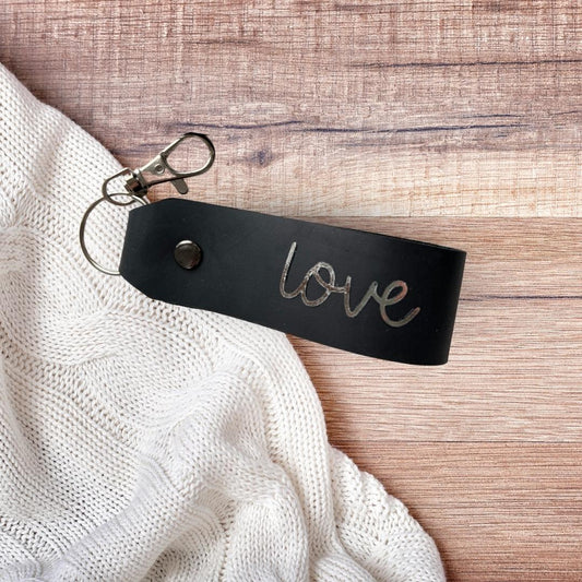 christlicher Schlüsselanhänger aus schwarzem Leder mit Silberschrift "love"